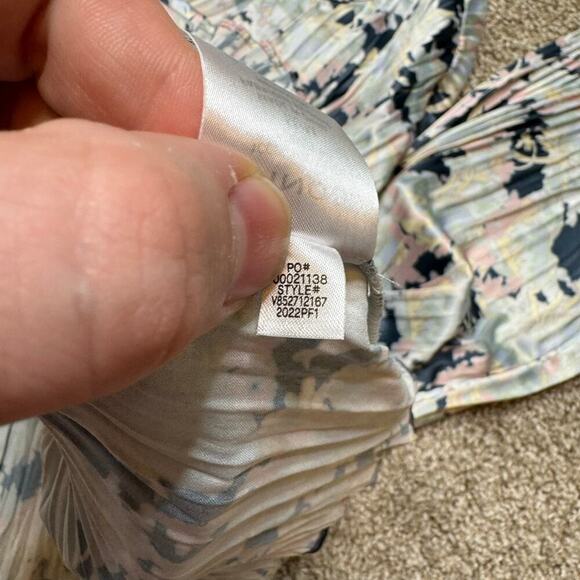 VINCE Top Lotus Pleated Floral Crinkle Blue Pink Blouse Button Down Satin Size M - Picture 6 of 8